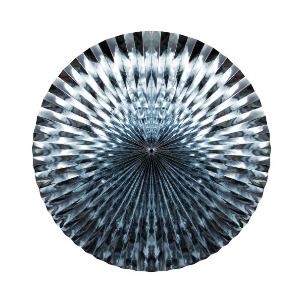 金属表面纸玫瑰装饰孤立在白色背景图片下载