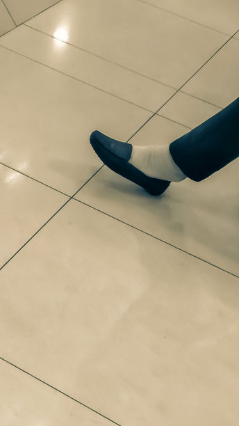 女孩脚上穿着黑色的鞋子图片下载