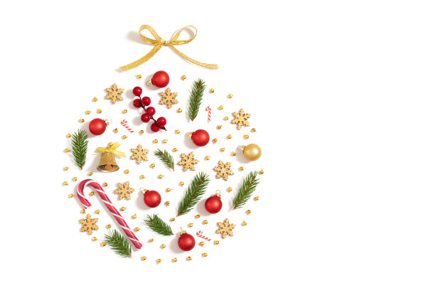 孤立在白色背景上的圣诞小玩意形状的圣诞装饰品。新年快乐。从以上观点。图片下载