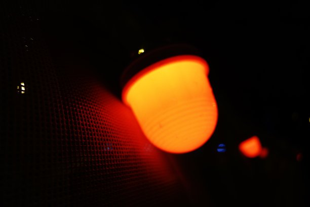 红色建筑警示灯图片下载