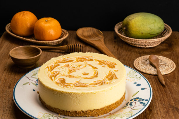 高角度的美味自制芒果芝士蛋糕。图片下载