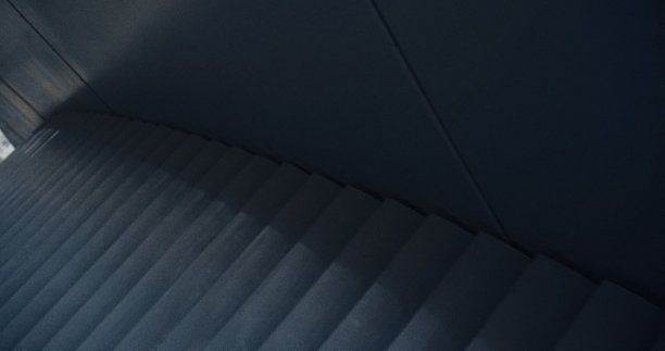 楼梯隔离了商场公共空间的空扶梯。图片下载