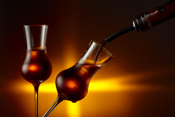 将酒精饮料倒入蒸制的玻璃杯中。图片下载