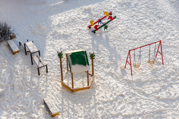 冬天，孩子们在院子里玩秋千、滑梯。图片下载