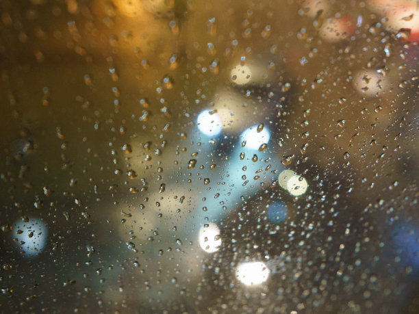 夜雨滴落在窗玻璃上图片下载