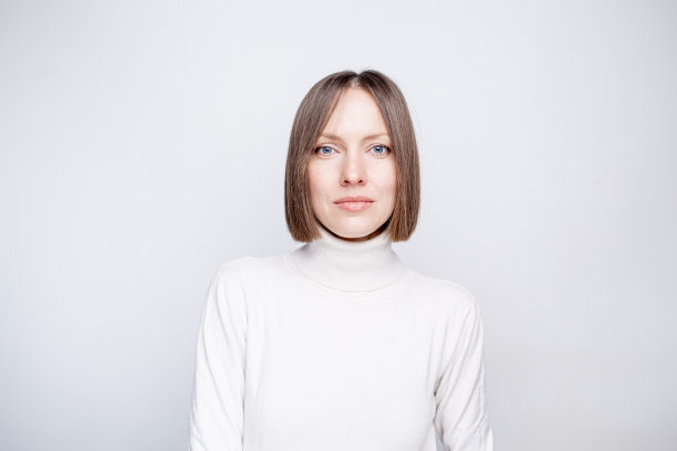 孤立在白色上的年轻女子肖像图片下载