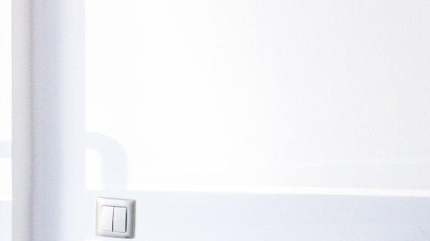 影子楼。抽象的光线，黑色的阴影从窗口覆盖在白色的纹理墙上。阳光建筑背景。照片和设计的叠加效果。图片下载