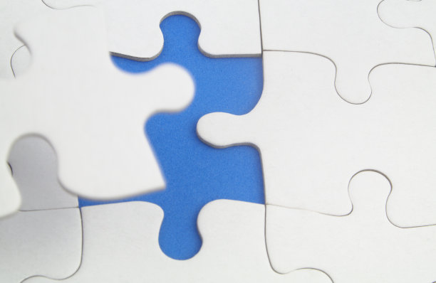 白色拼图背景，一块缺失，准备连接。图片下载