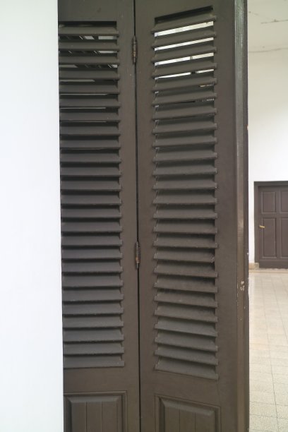 带通风孔的黑色木门图片下载