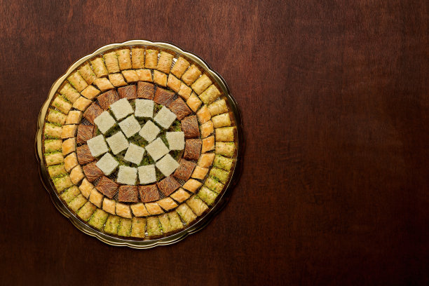 传统的土耳其、阿拉伯蜜饯果仁蜜饯配开心果。斋月甜点。俯视图，复制空间图片下载