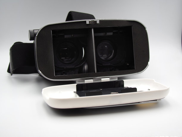 白色背景的虚拟现实眼镜图片下载