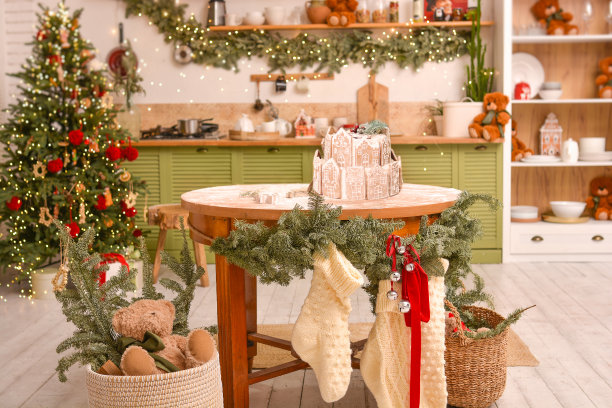圣诞树、花环、泰迪熊和桌上的姜饼屋装饰得很漂亮。圣诞快乐，节日快乐!图片下载