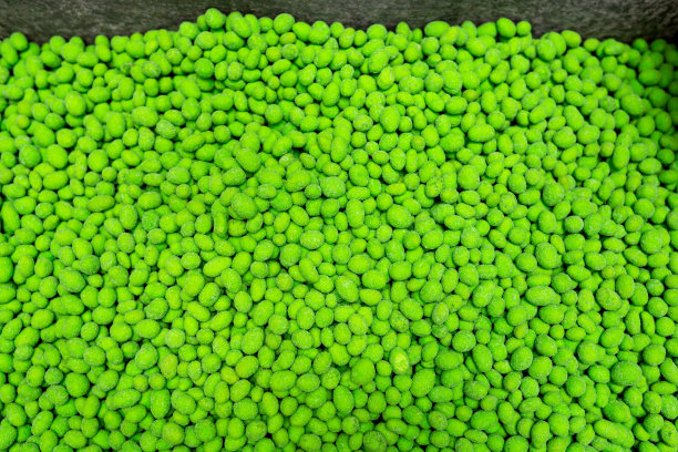 绿咸味脆花生加芥末。涂有彩釉的咸花生。美味的开胃菜。食品的背景。图片下载