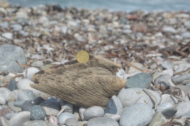 面值为50欧分的硬币，位于希腊罗德岛的爱琴海沿岸图片下载