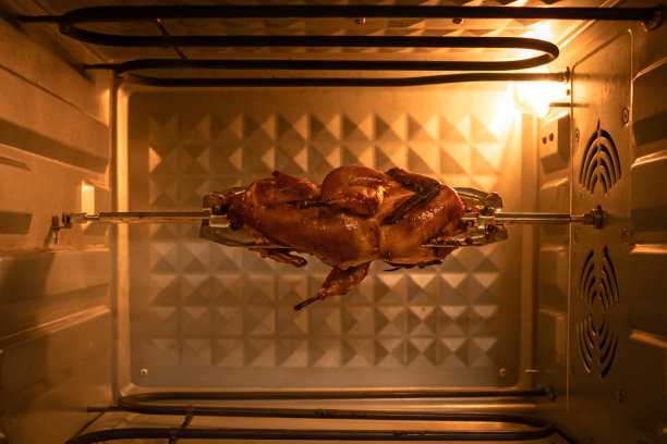 烤箱里有两只烤鸡图片下载