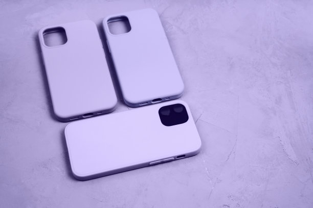智能手机的硅胶保护套。保护你的手机。2022年流行色。图片下载