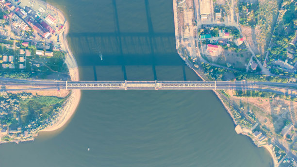 连接大海和海湾的公路和铁路吊桥。鸟瞰图。海湾。乌克兰。图片下载