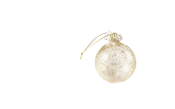 圣诞球。金色球在白色孤立的背景。本空间图片下载