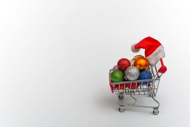带着圣诞球和圣诞帽的购物篮。本空间图片下载