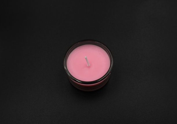 粉红色的蜡烛为背景。图片下载