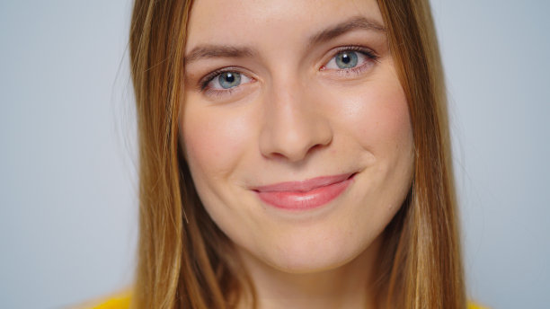 特写美丽的女人摇是的与头在相机上灰色的背景。图片下载