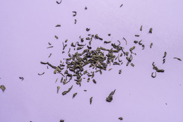 干燥的印度茶叶平铺在彩色的表面，极简的概念图片下载