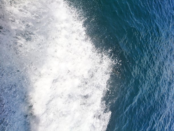 海水的白浪变成了泡沫。背景和纹理。放置你的文本。图片下载