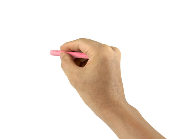 粉笔为黑板在手上孤立的白色背景上与裁剪路径。图片下载