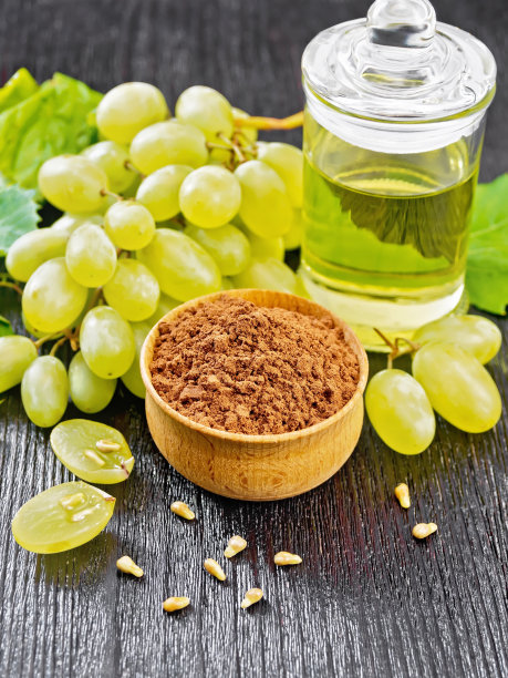 面粉葡萄籽碗放在木桌上图片下载