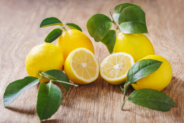 新鲜的柠檬放在木桌上图片下载
