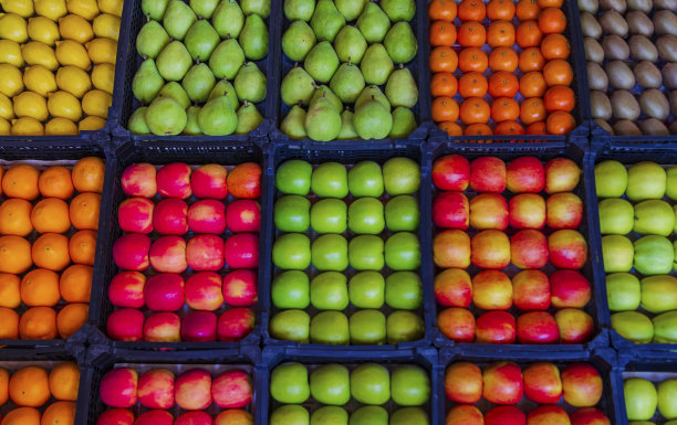 成熟、美味、香甜、五颜六色的水果摆在柜台上。食品销售。图片下载