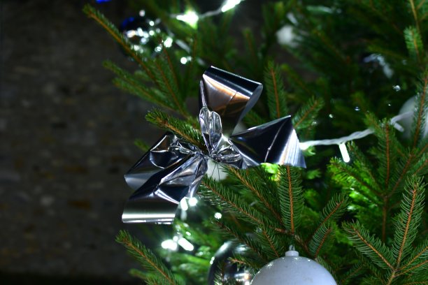 在圣诞树上的丝带图片下载