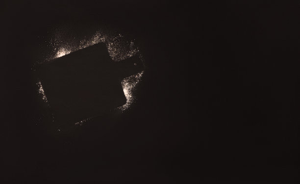 在黑色背景上用面粉做的切菜板的轮廓。本空间图片下载