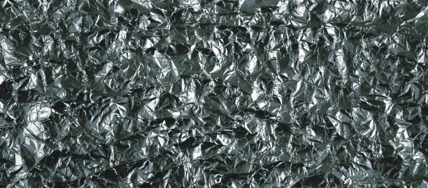 灰色褶皱箔的背景和纹理。图片下载