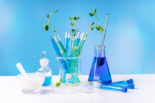 基因研究和生物技术科学。人体生物学和制药技术的实验室背景。化学实验。实验室设备，玻璃烧瓶，移液管。图片下载