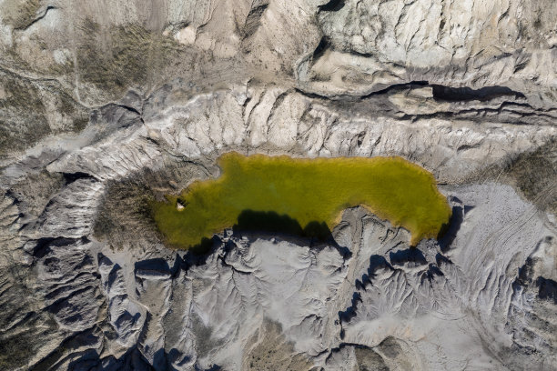 露天矿湖的航拍图片下载