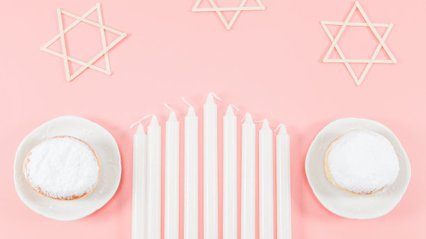 九个白色的，两个带粉的甜甜圈还有三个粉色的大卫蜡烛的木制星图片下载