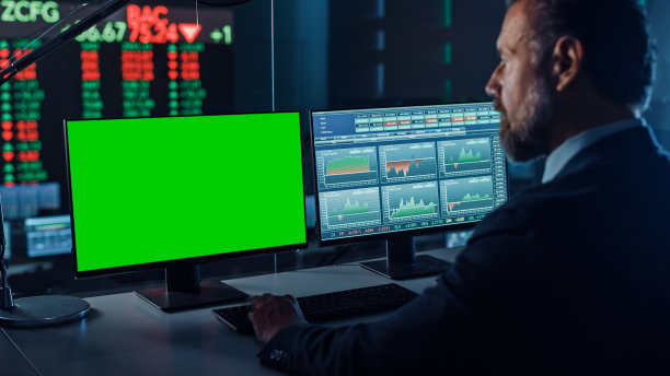 专业金融数据分析师在现代监控办公室的绿屏电脑上工作，在大数字屏幕上实时分析Feed。有财务专家的监控室。图片下载