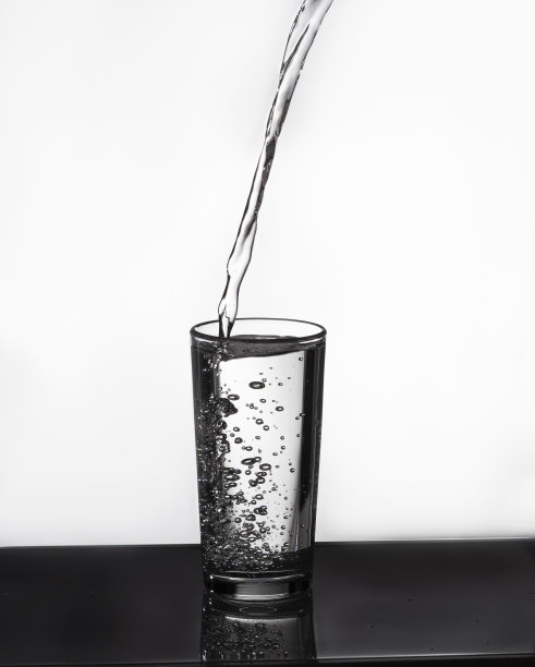 倒进玻璃的水图片下载