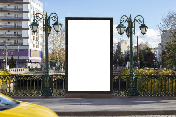 城市主要街道上的广告牌图片下载