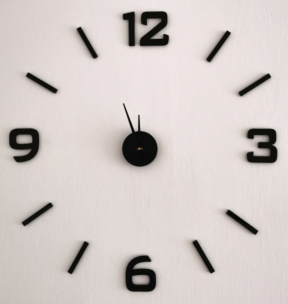 大钟显示离午夜还有五分钟图片下载
