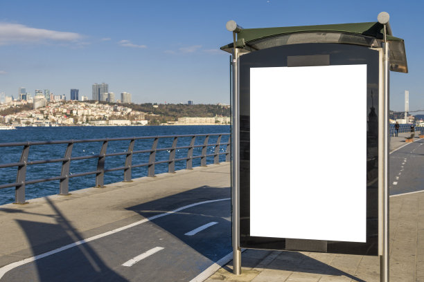 空广告牌到公交车站图片下载