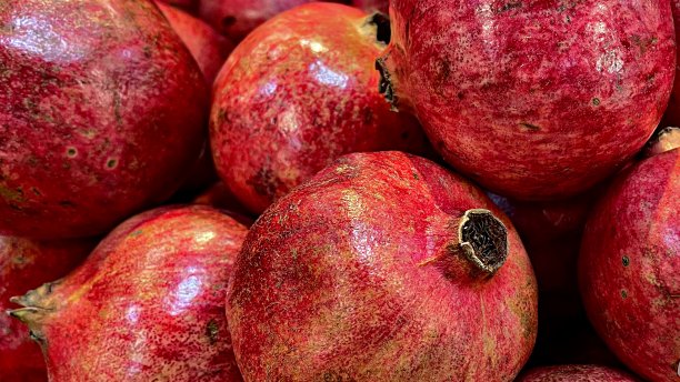 堆多汁的红石榴装载维生素和抗氧化剂的健康生活-库存照片图片下载