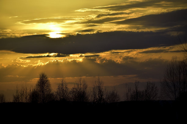 太阳盘落在云层中图片下载