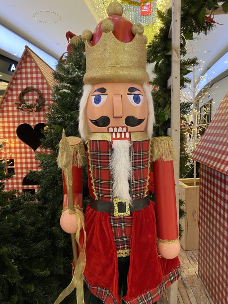 一个巨大的圣诞胡桃夹子装饰图片下载