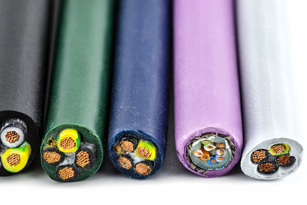 各种电缆横截面的微距照片，隔离在白色背景上。图片下载