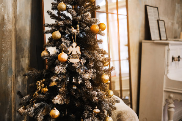 圣诞玩具球。圣诞树上的圣诞装饰品球、花环、珠子特写。圣诞节礼物。节日的气氛图片下载