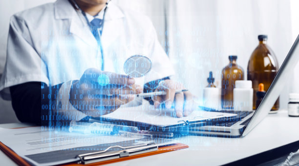 医疗保健与医学概念的双重暴露。医生采用现代虚拟屏幕界面。图片下载