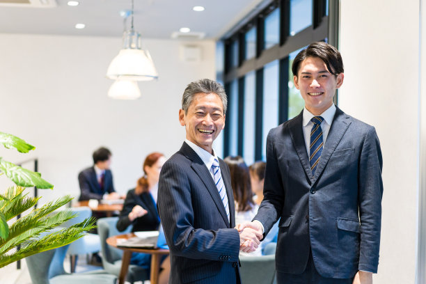 在办公室工作的商务人员图片下载