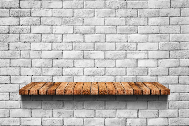 粗糙的棕色木架和灰色砖墙有用的柜台内部，展示，展示或蒙太奇的产品图片下载